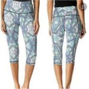 Women's Medium Victoria Secret Capri leggings